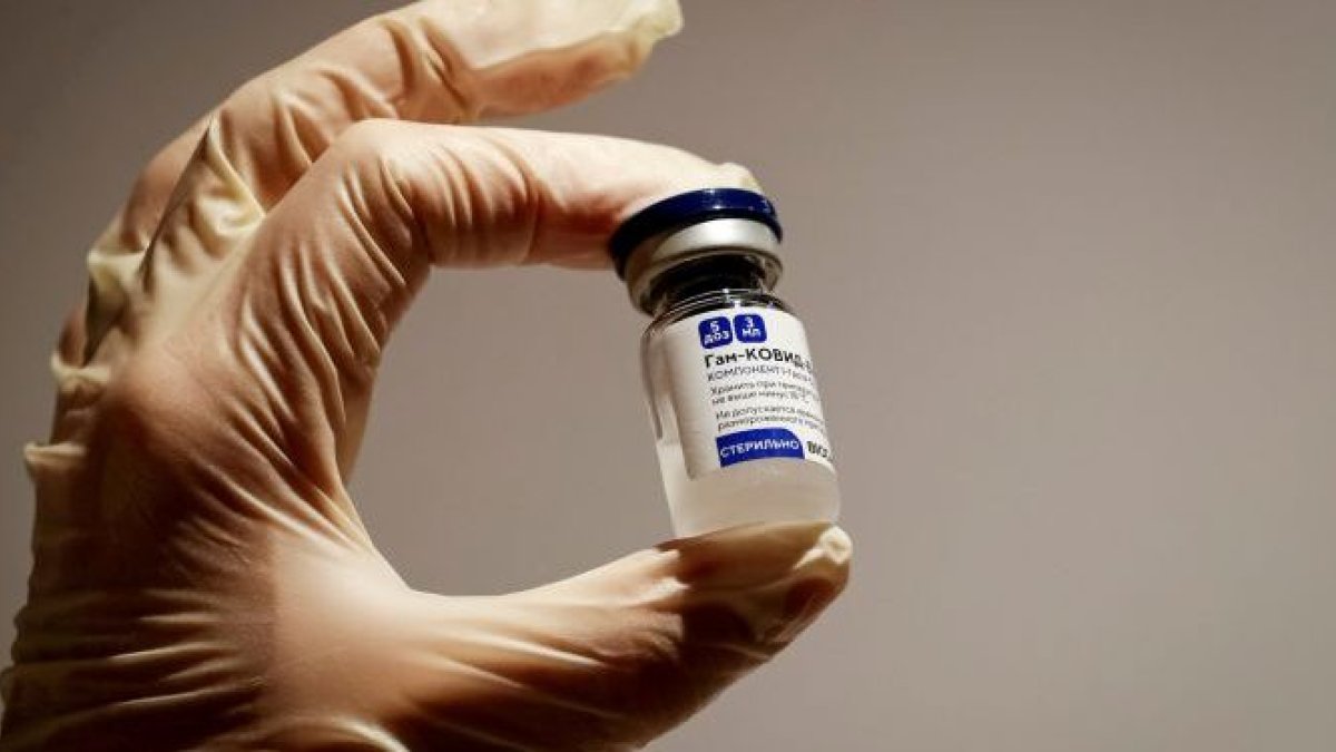 La vacuna rusa es cien por ciento eficaz incluso ante las nuevas cepas de la Covid, asegura su creador.