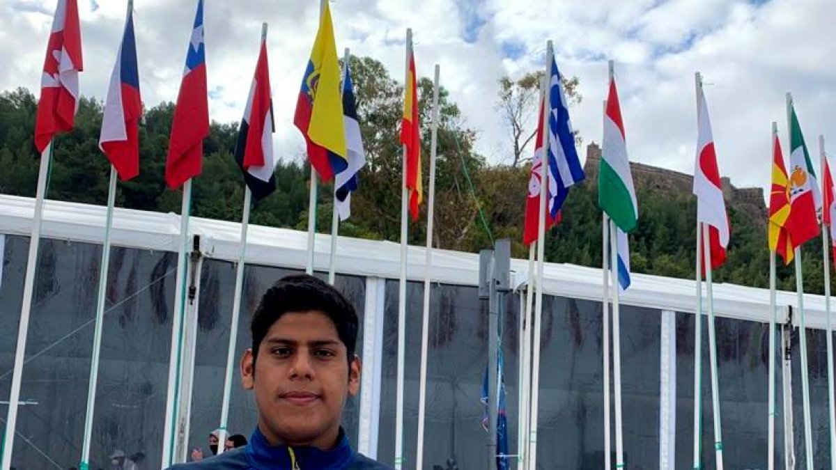 David Farinango con el boleto a Tokio que consiguió en el clasificatorio de aguas abiertas realizado en Portugal.