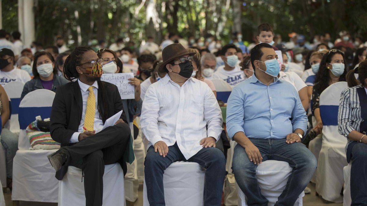 Miguel Mora, (centro)es el quinto candidato presidencial de Nicaragua arrestado. Jorge Torres /