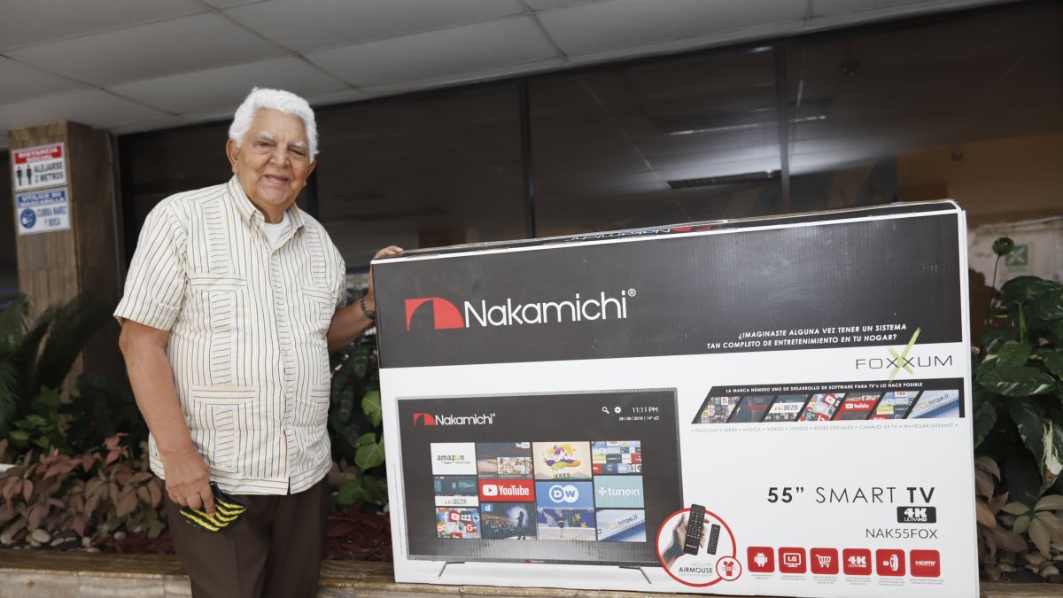 Suscriptor. Instante en el que Édgar Salazar recibió su premio en EXPRESO. La visita la realizó la tarde de ayer.