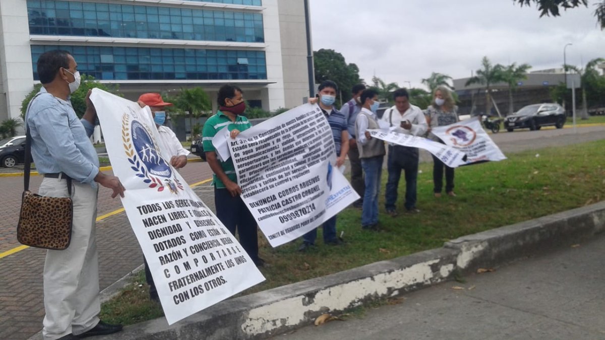 Plantón. Usuarios afectados por cobros injustificados se acercaron este martes y manifestaron sus reclamos en los exteriores de CNEL, en Guayaquil.