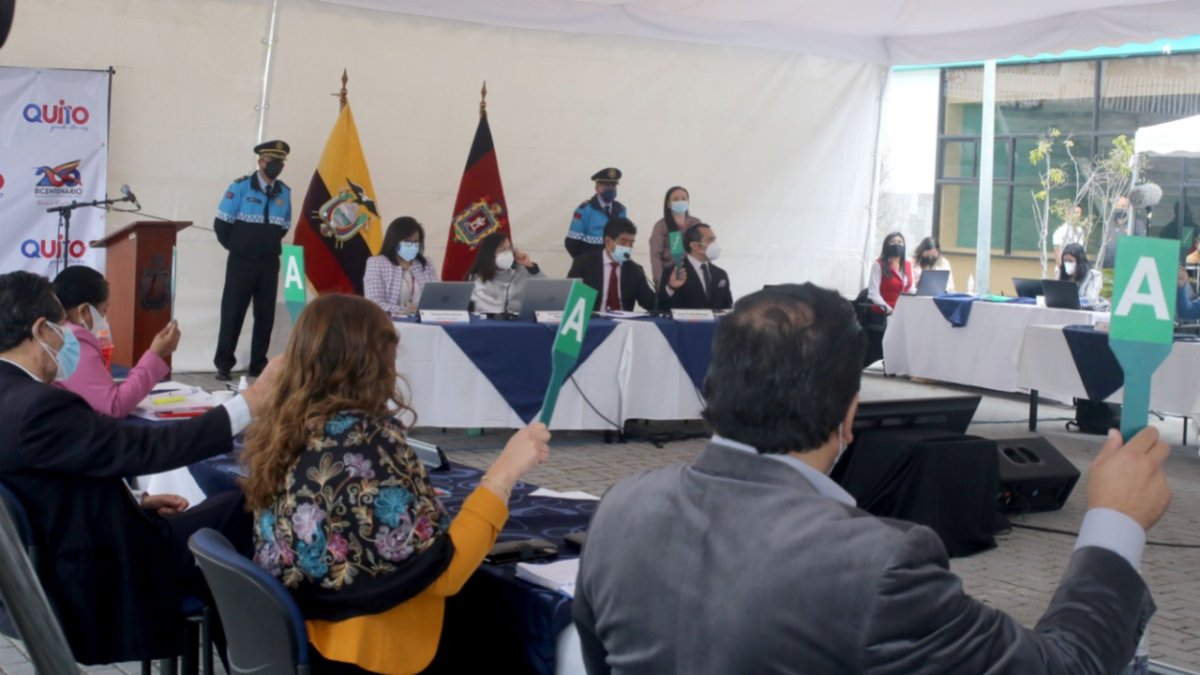 Destino. El alcalde de Quito, Jorge Yunda, lideró una sesión ordinaria del Concejo Municipal desde el barrio de Pisulí.