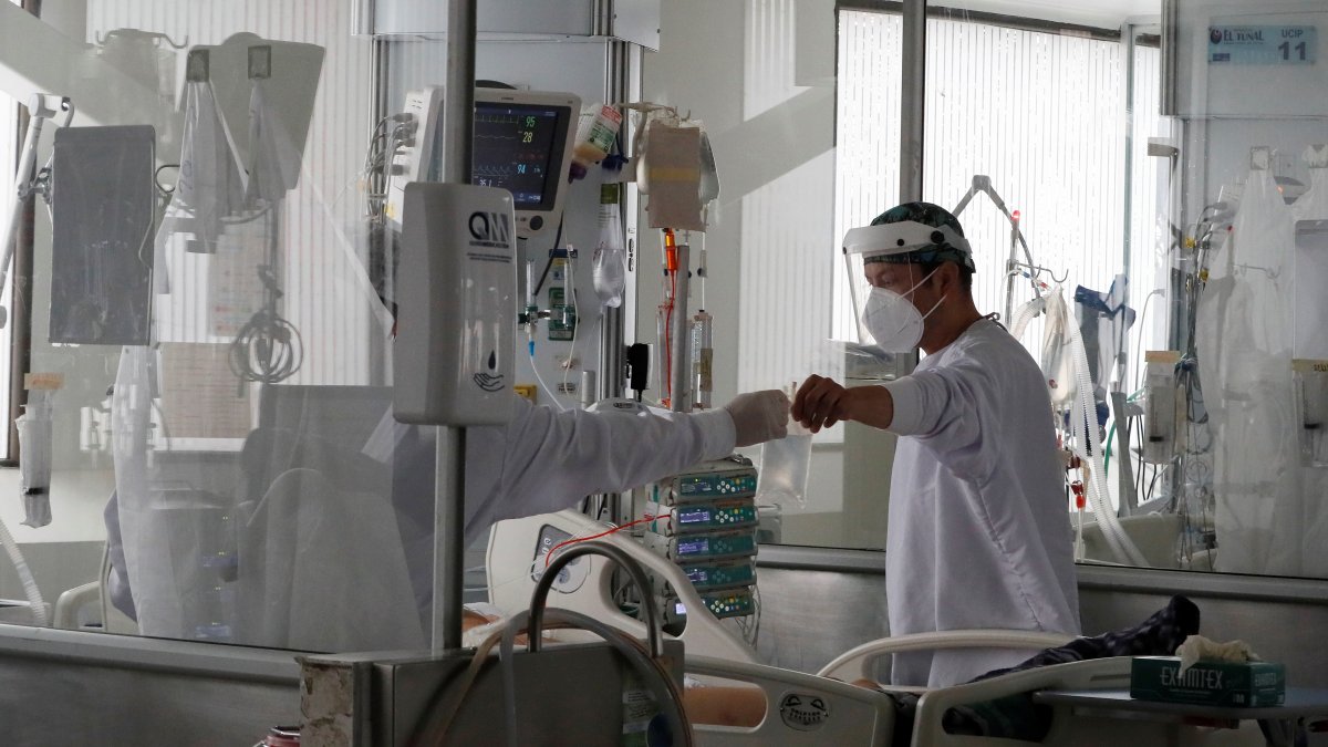 Empleados de la salud trabajan en una unidad de cuidados intensivos de covid-19.