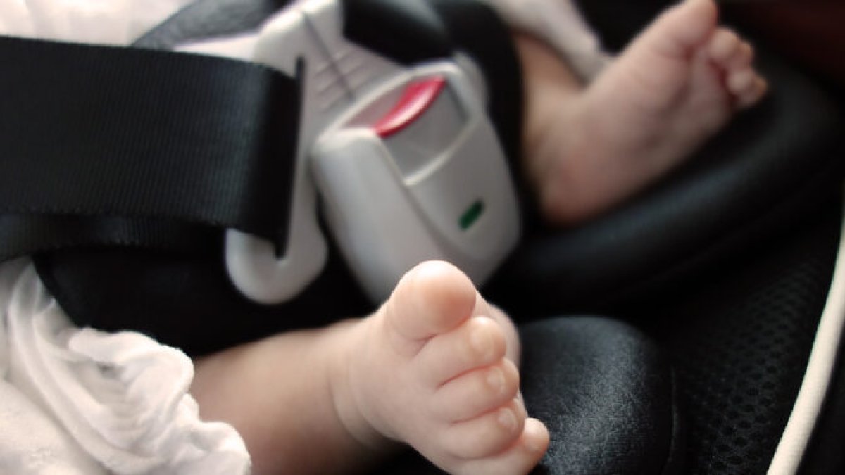 Incomprensible pero cierto. Muchos padres dejan a sus hijos pequeños dentro de los autos sin pensar en los graves riesgos.