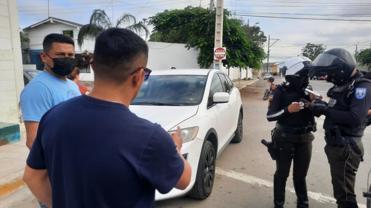 Momento en que los agestes atendieron a uno de los afectados de los robos.