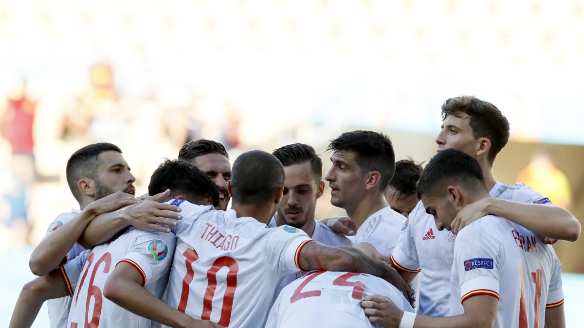 España goleó 5-0 a Eslovaquia y clasificó en segundo lugar en su grupo.