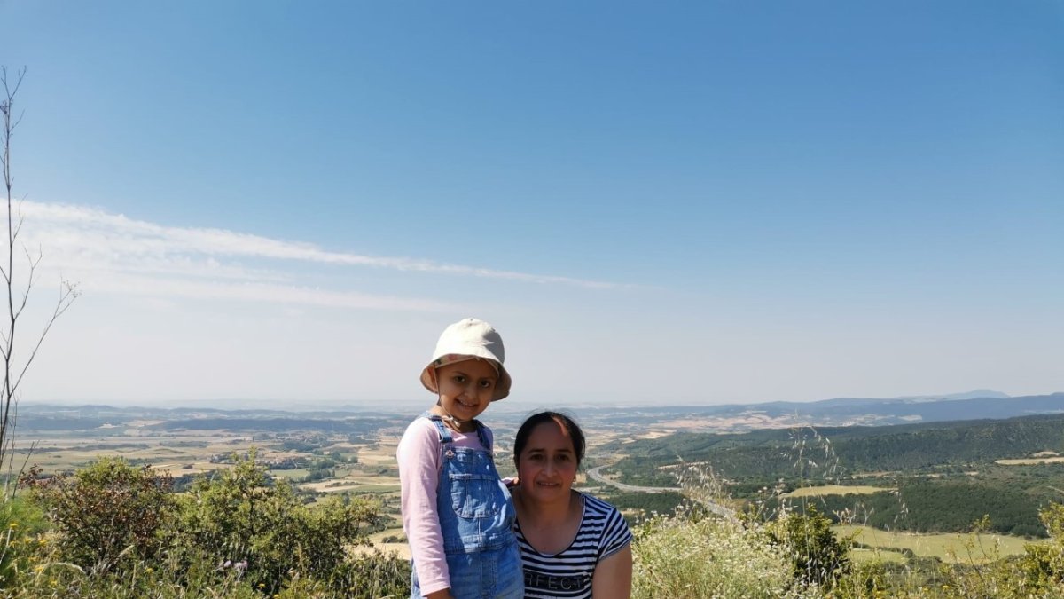 otografía sin fecha cedida por la familia Rodríguez que muestra la niña ecuatoriana Karen acompañada de su mamá Aida Rodríguez.