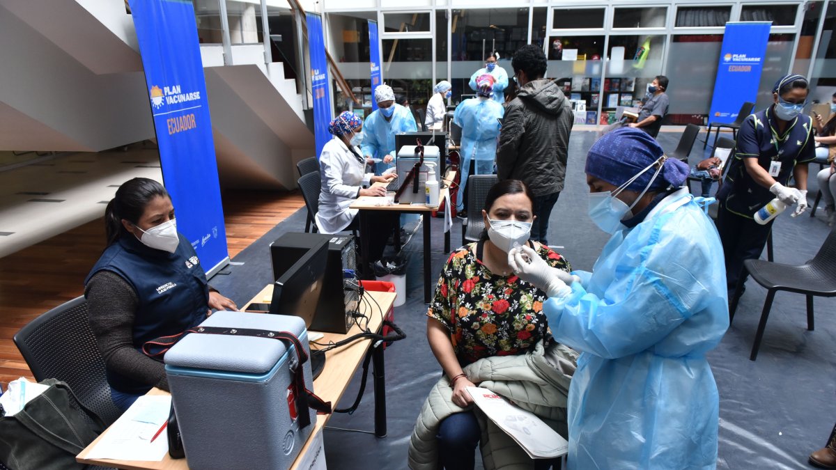 La vacunación continuó hoy en las instalaciones de la Universidad de las Américas.