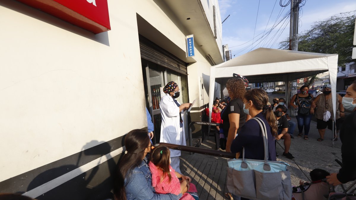 Hecho. Este mes, los padres han buscado la vacuna contra el neumococo en los centros públicos, sin suerte.