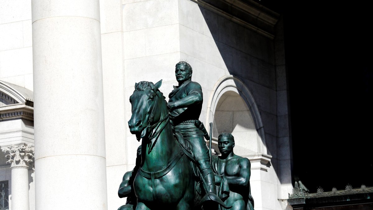 En la imponente estatua, encargada en 1925 al artista James Earle Fraser, Roosevelt está sobre un caballo flanqueado por un hombre negro.