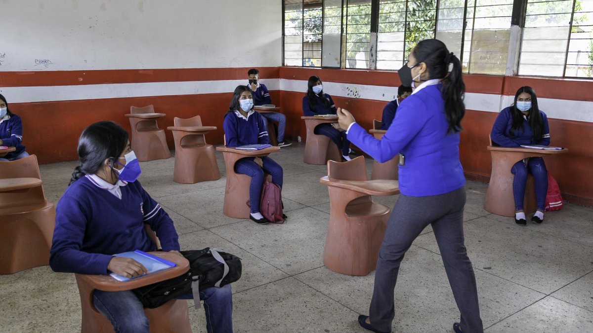 Tras el retorno a clases en Ecuador, dos alumnos han presentado síntomas de covid.