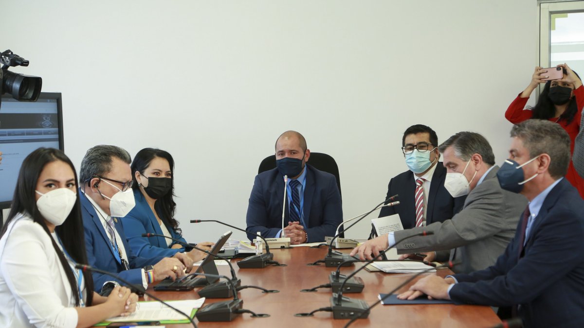 La presidenta del Consejo de la Judicatura, María del Carmen Maldonado, entregó durante su comparecencia en la Comisión, la acción de personal a Fausto Murillo.