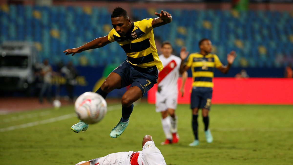 Pervis Estupiñán participó en el primer gol ecuatoriano. Provocó el gol en contra tras su centro