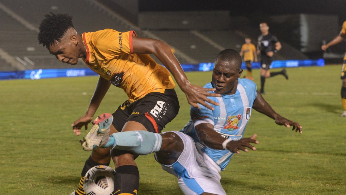 Joshué Quiñónez (izquierda) es uno de los jóvenes zagueros centrales de Barcelona. Él será titular en la final de la Supercopa Ecuador y se perfila para el Clásico del Astillero.