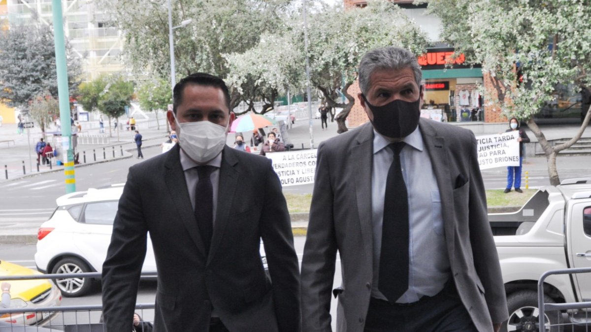 Decisión. Marcelo Ron, abogado de Celi, asistió a la audiencia en la que el juez Felipe Córdova negó el pedido de revocatoria a la prisión preventiva al contralor.