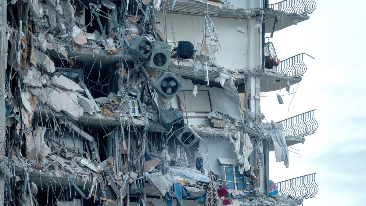 Detalle de los restos de un edificio residencial que se desplomó la madrugada de hoy jueves 24 de junio, en Miami Beach.EFE/Cristóbal Herrera