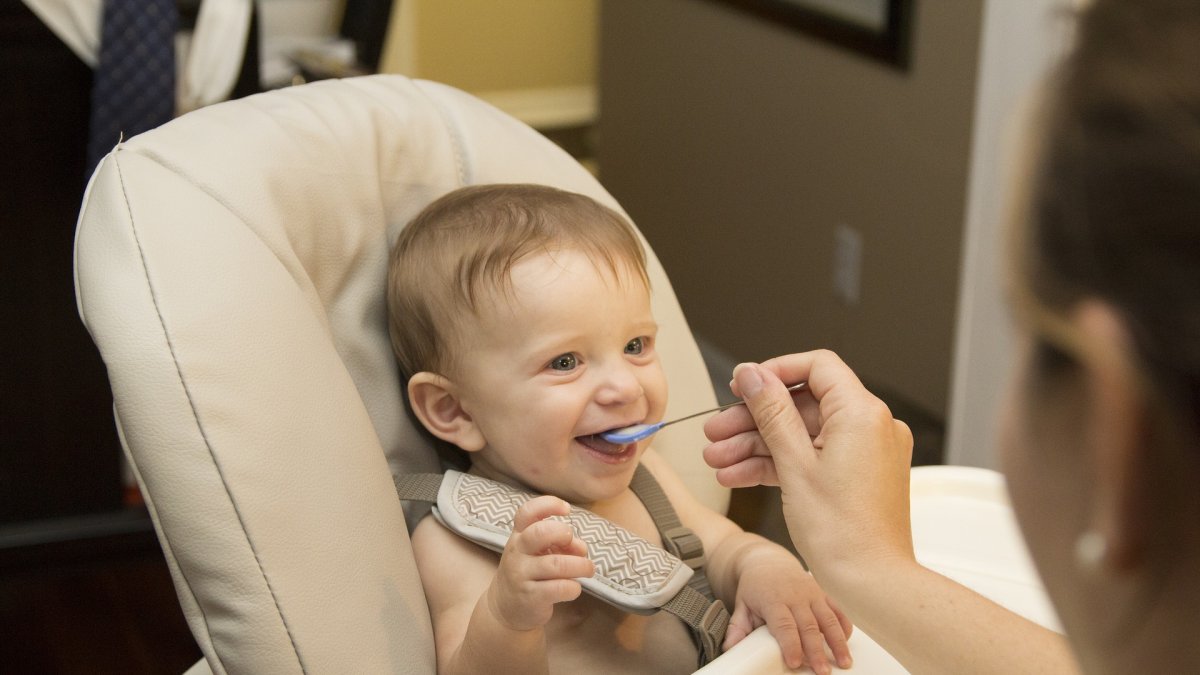 La alimentación complementaria del bebé inicia a los seis meses.