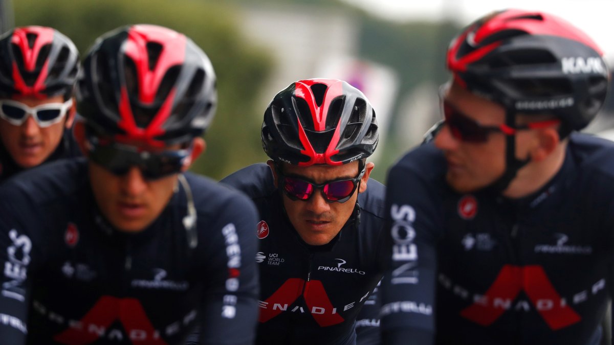 Richard Carapaz (c), ciclista ecuatoriano del Ineos, en un recorrido en Brest para la presentación del Tour de Francia.