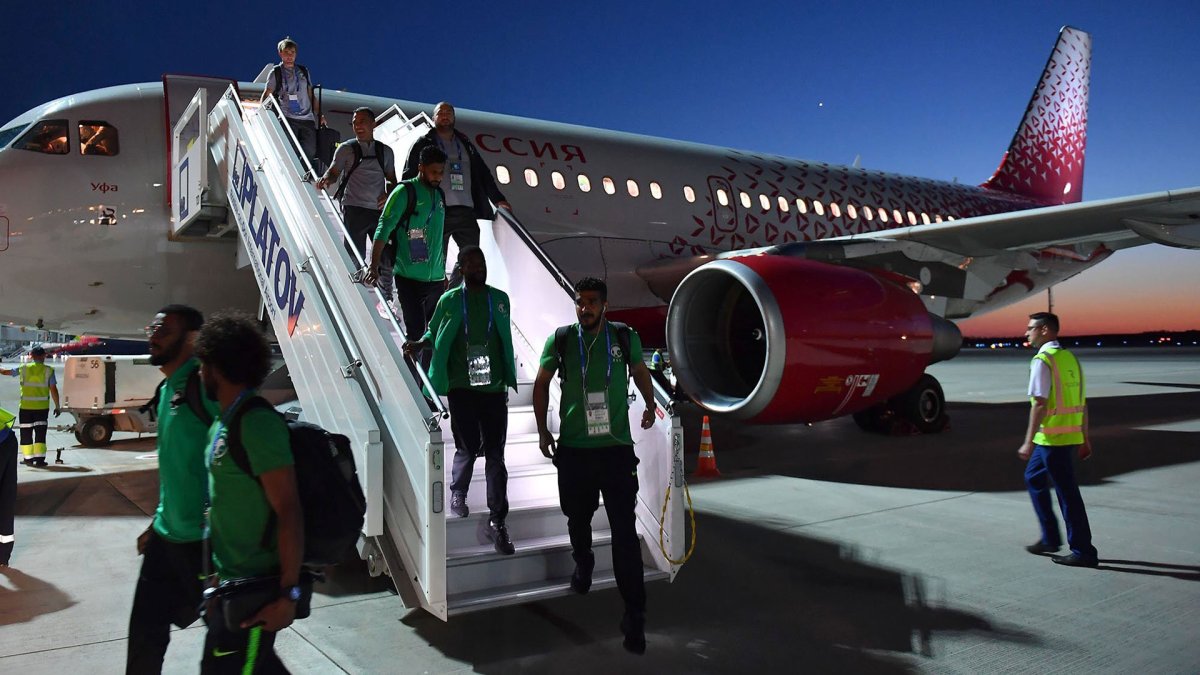 La selecciones a nivel mundial deben trasladarse para jugar y hay futbolistas que pasan más tiempo en un avión que en una cancha.