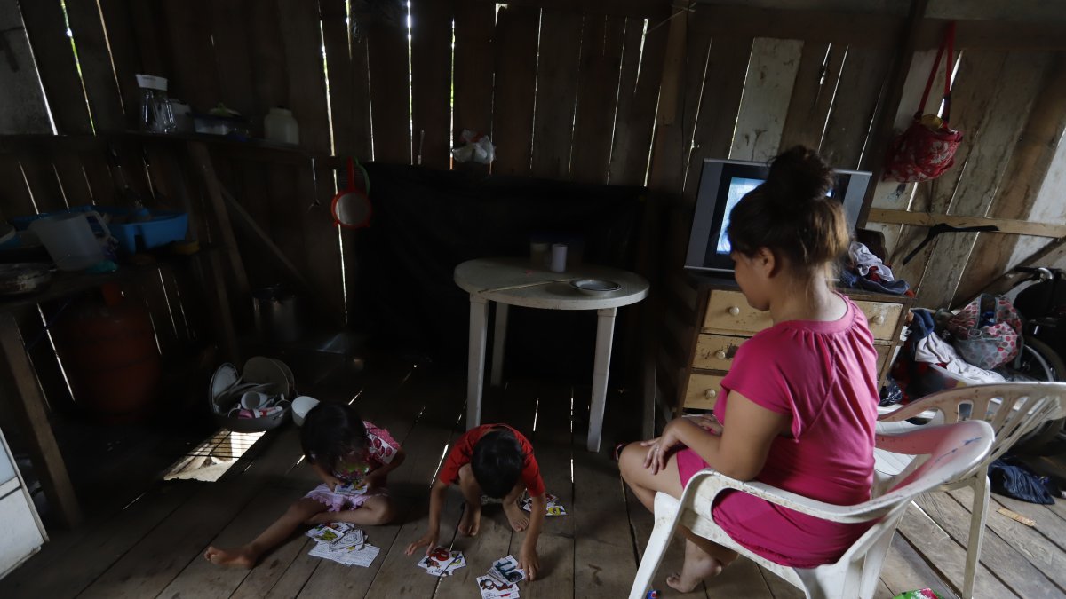 Moisés y Judith, hijos de María Fernanda Orellana, juegan en el piso de su humilde vivienda al no tener labores escolares que hacer porque no están en la escuela. Habitan en la Janeth Toral 2.