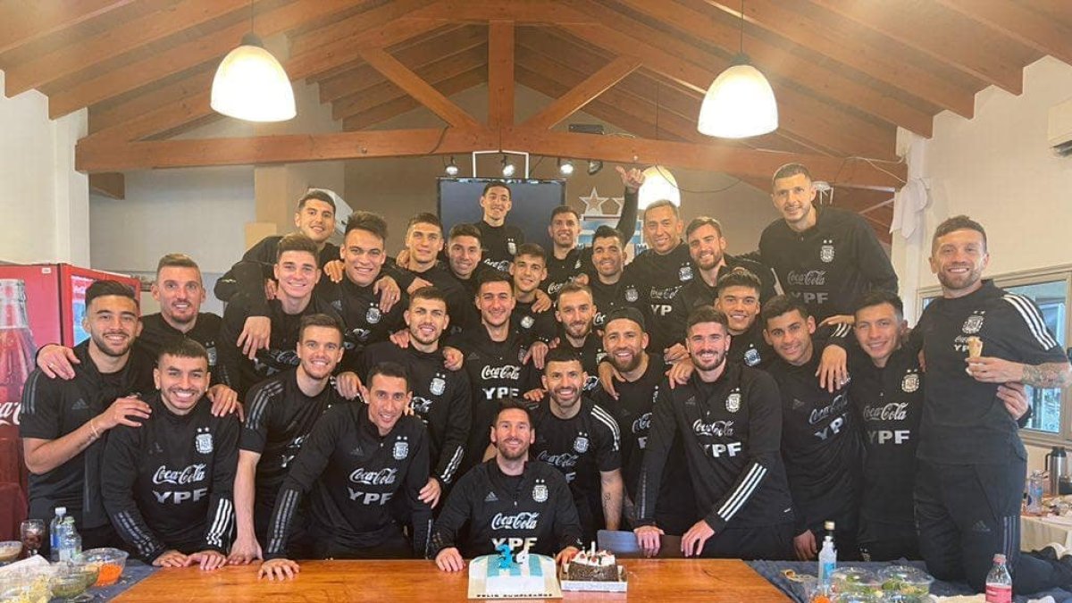 Lionel Messi con una torta y sus compañeros de la selección argentina.