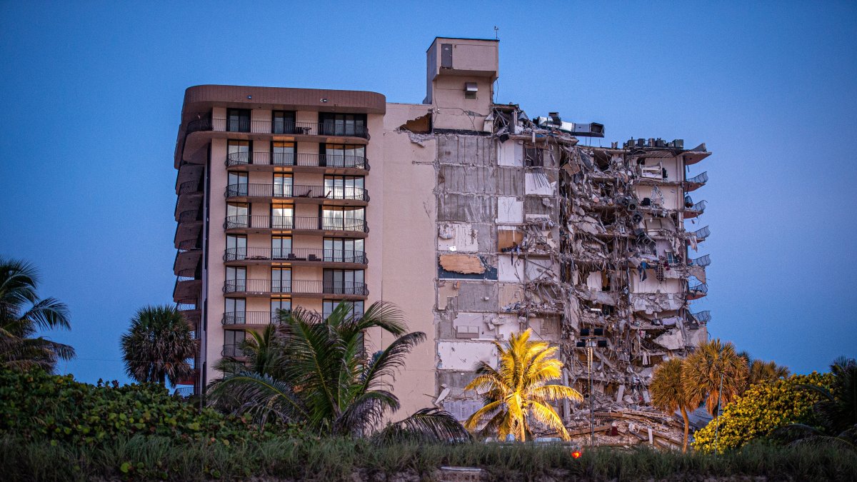 55 de los 136 apartamentos del edificio Champlain Towers se vinieron abajo.
