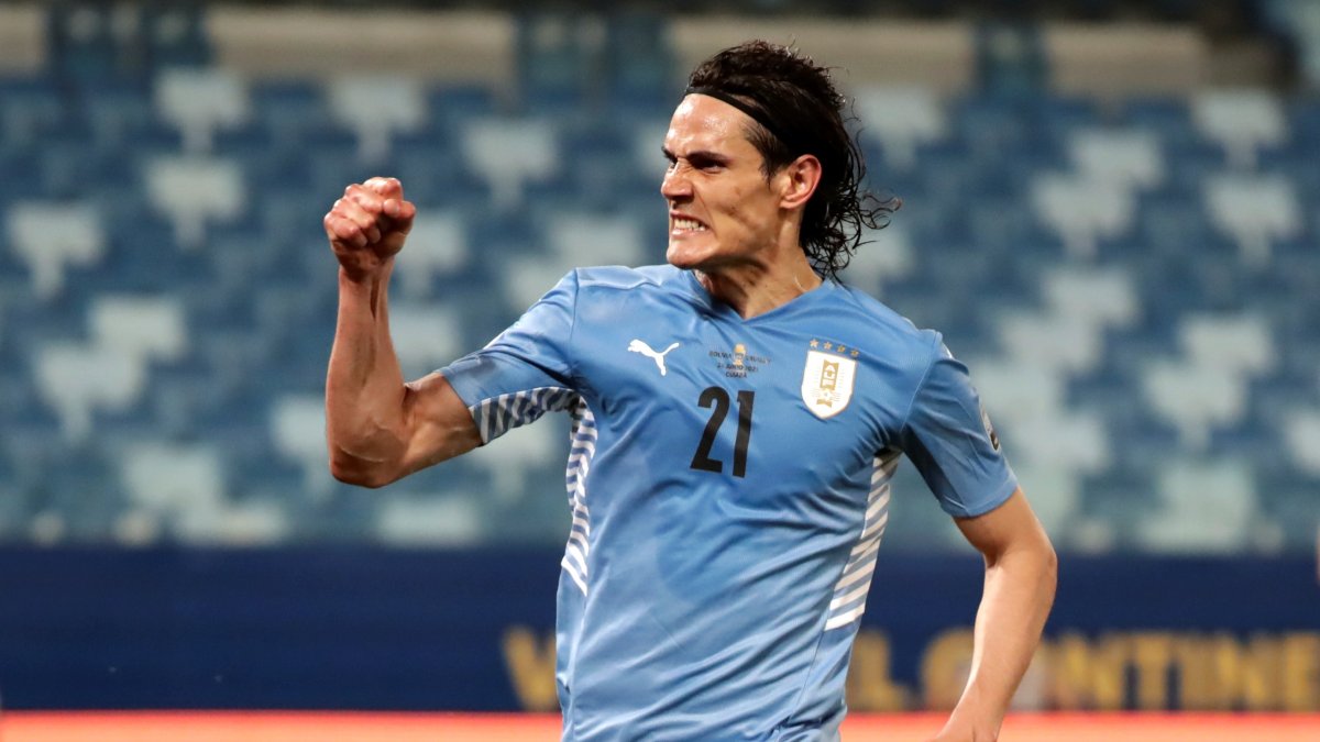 Edinson Cavani celebra el segundo gol de Uruguay ante Bolivia por la Copa América.