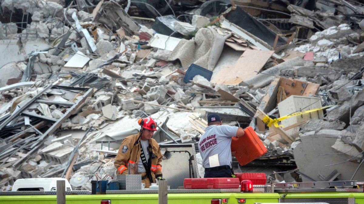 El edificio con vistas al mar se desplomó en cuestión de segundos y 55 de sus 136 unidades quedaron reducidas a escombros.