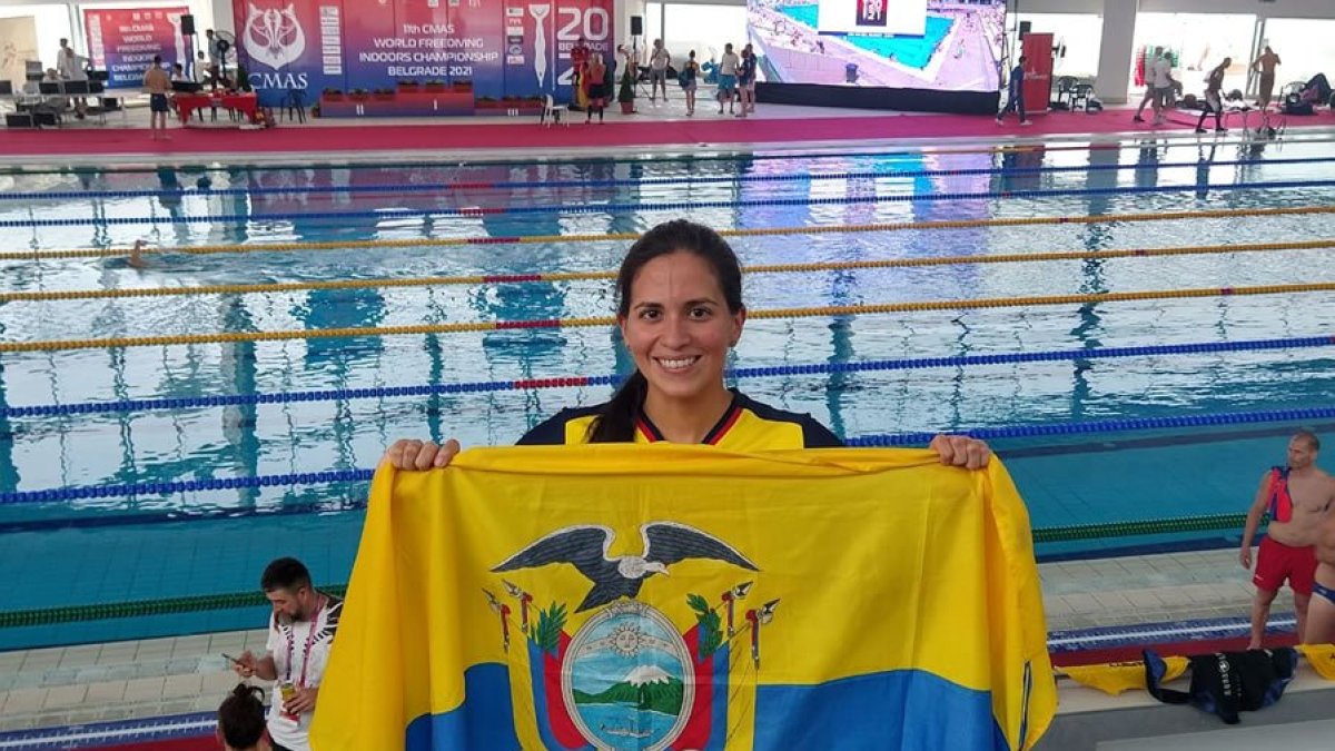 María Verónica Córdova muestra con orgullo la bandera tricolor tras lograr la medalla de bronce en Serbia.