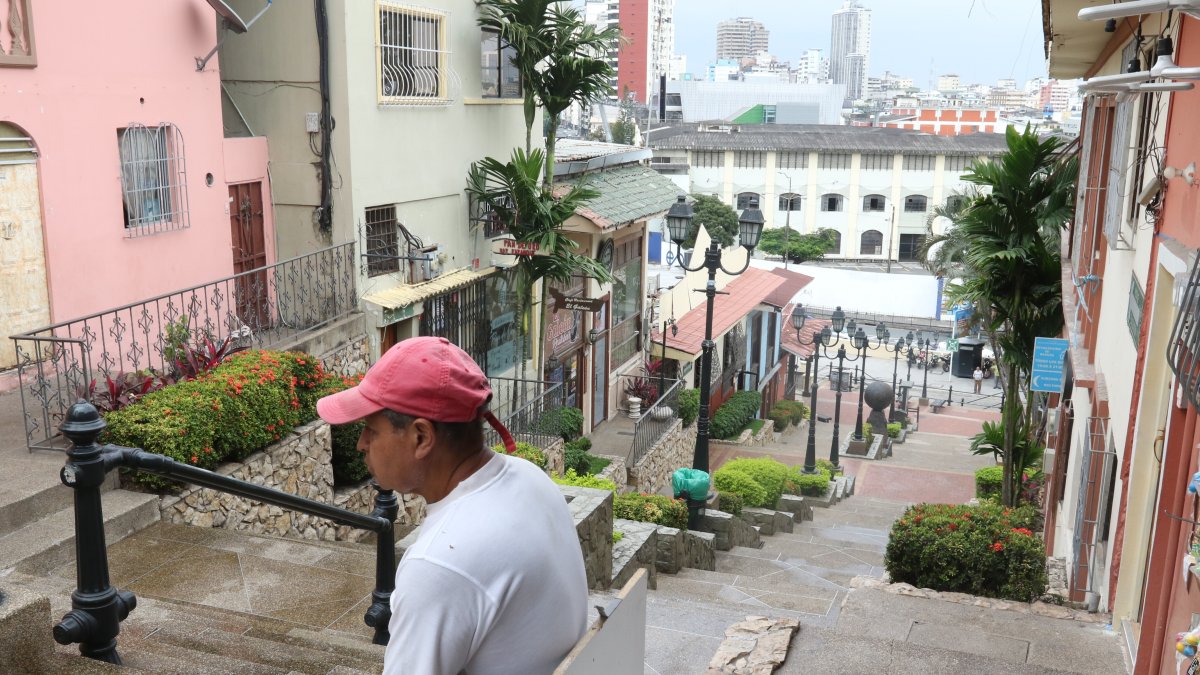 Escalinatas. Este acceso al cerro Santa Ana es uno de los atractivos de la ciudad. El turista aún no regresa.