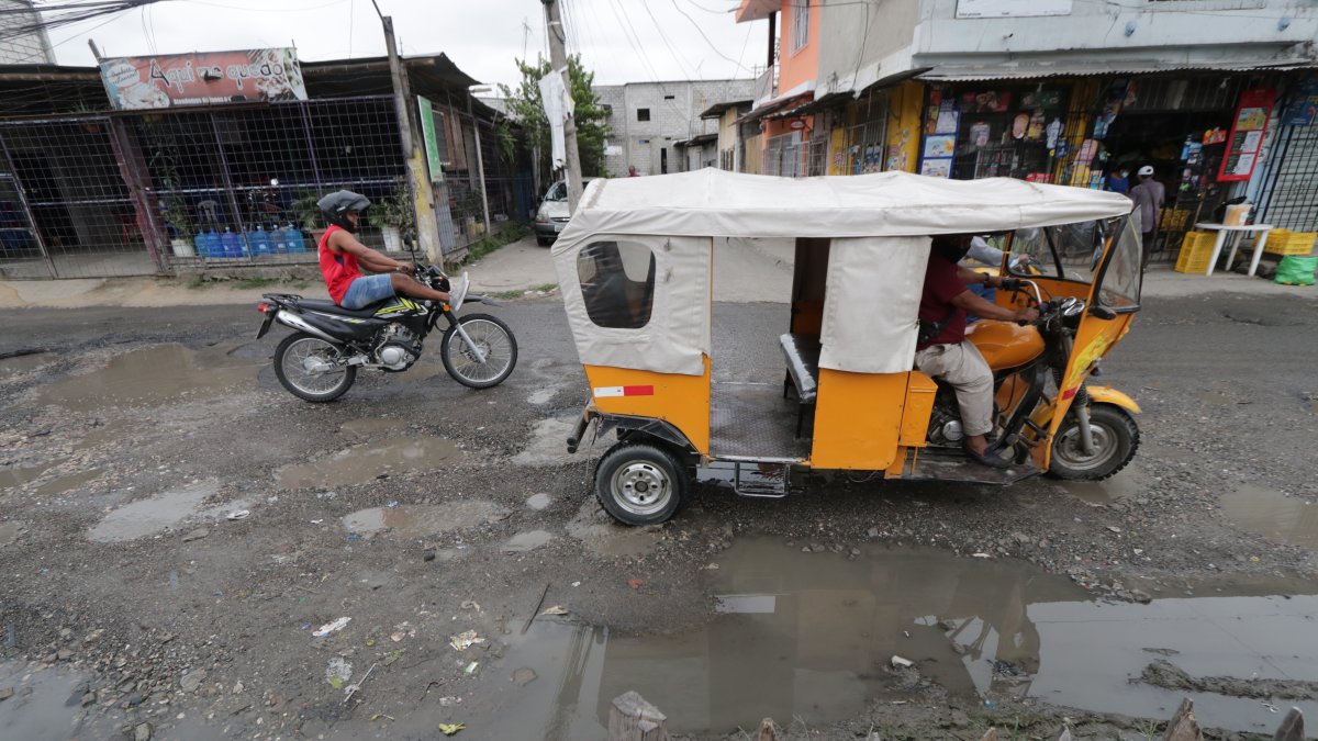 Peatones y conductores peligran al transitar por las calles dañadas de varios sectores de la Florida Norte.