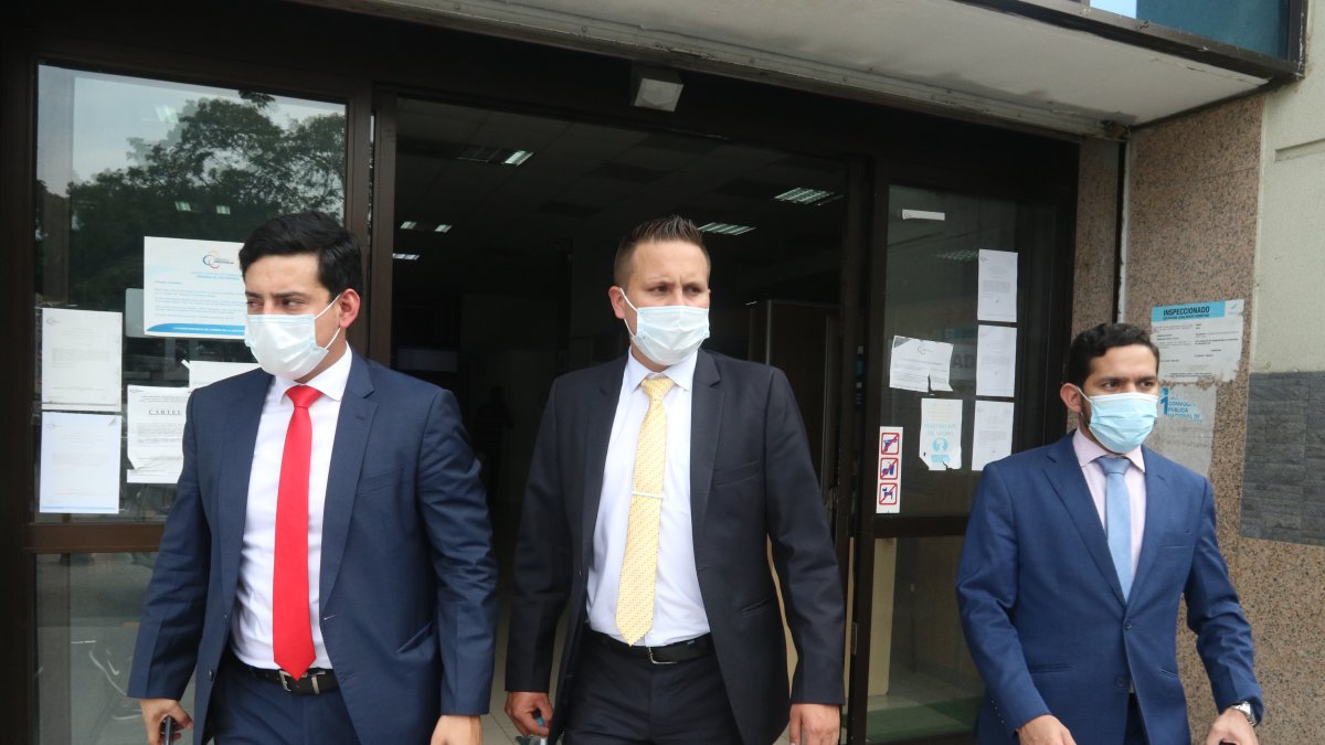 Alfredo Arboleda (i), defensor de Jacobo Bucaram Pulley, sostuvo que la jueza difirió la audiencia por pedido de un abogado.