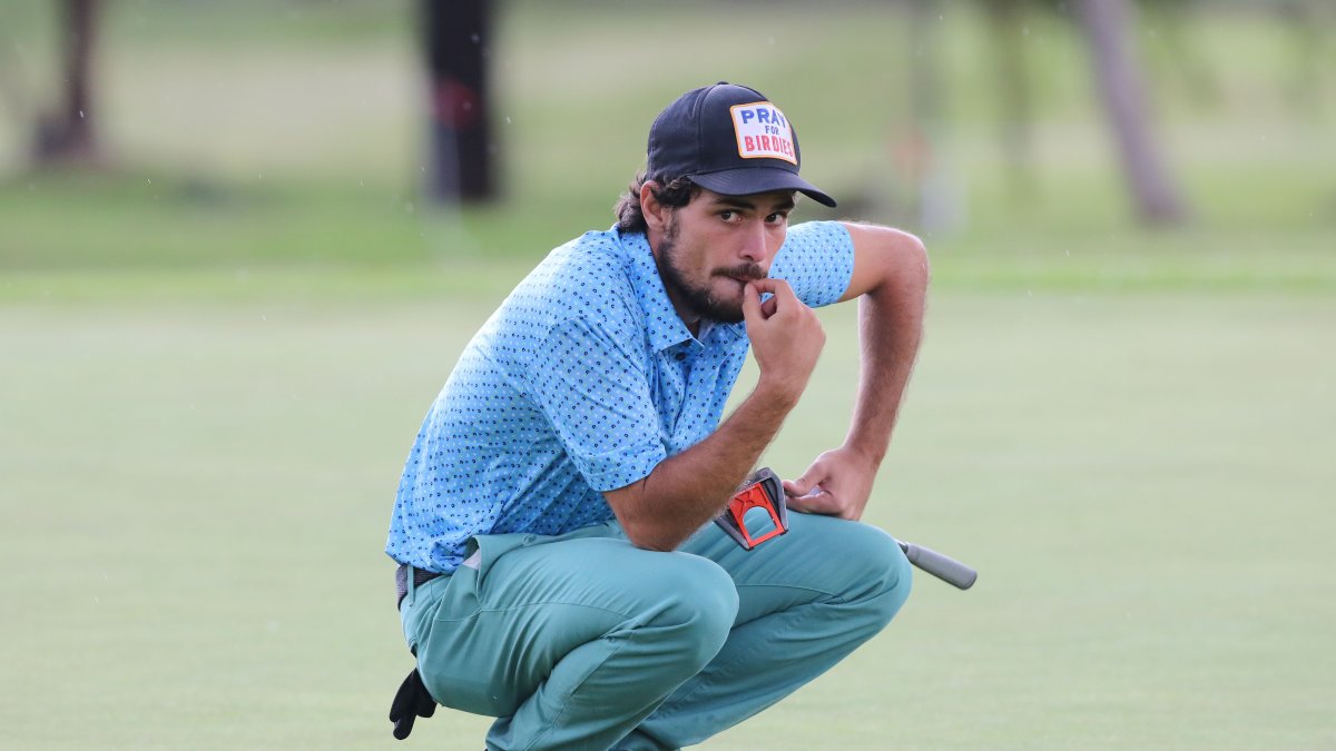 Rafael Miranda analiza el tiro a realizar en el hoyo 18 del torneo que se desarrolla en Quito