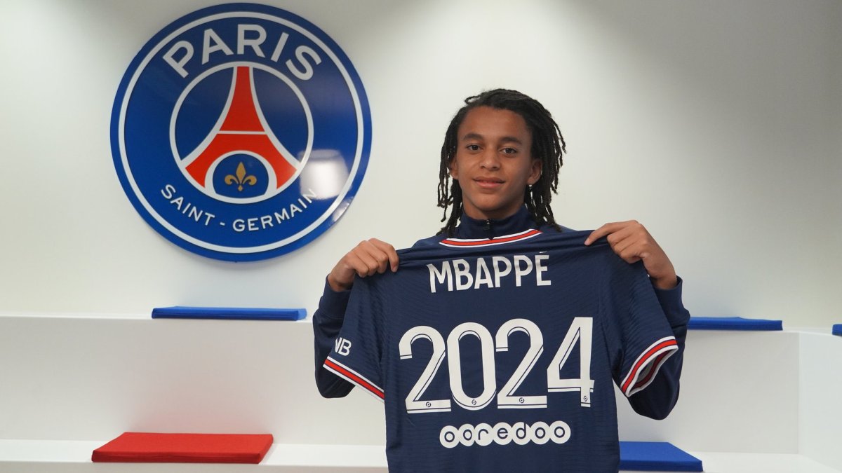 Ethan Mbappé, de 15 años, firmó un contrato con el poderoso club francés.