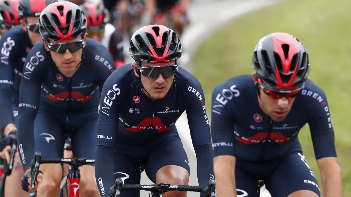 Richard Carapaz (c), ciclista ecuatoriano del Ineos, junto a otros dos compañeros de equipo.