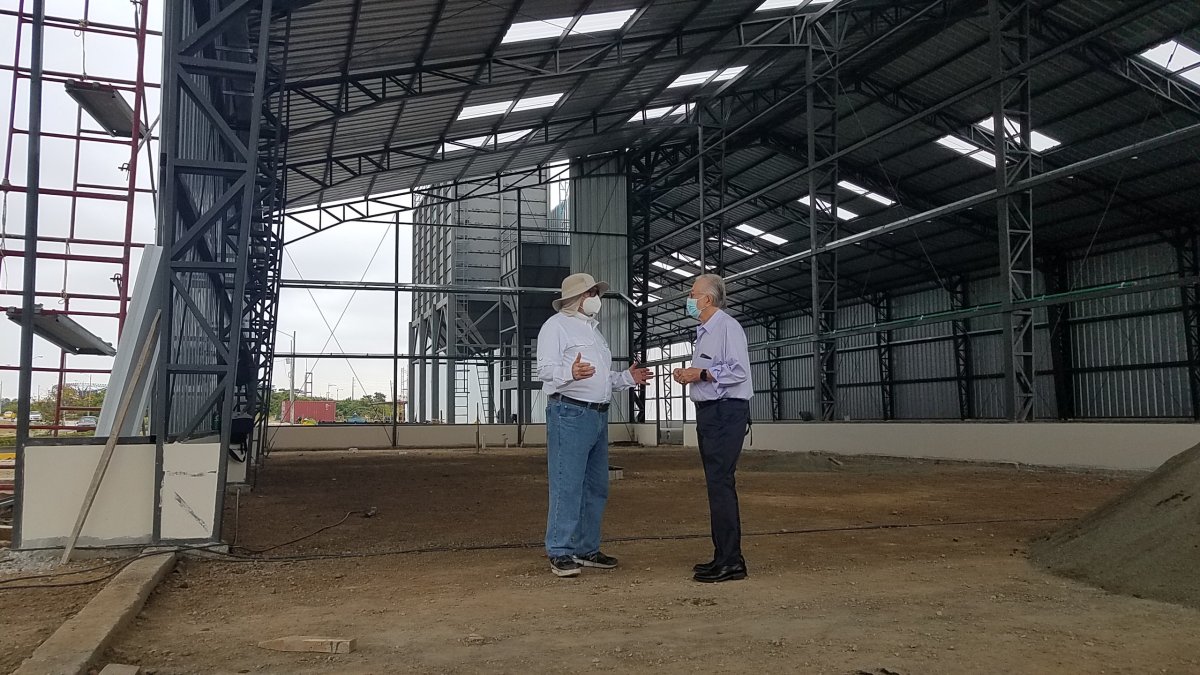 El gerente de la empresa Bioconversión, Mauricio Laniado; y el presidente de la ZEDE del Litoral, Sergio Flores, durante un recorrido por la planta en construcción.