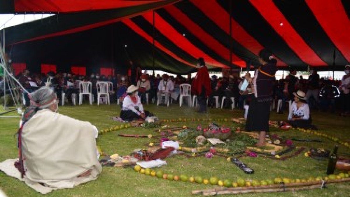 Previo al desarrollo de la actividad se realizó un ritual para pedir a la Pachamama (Madre Tierra) sabiduría en las elecciones.