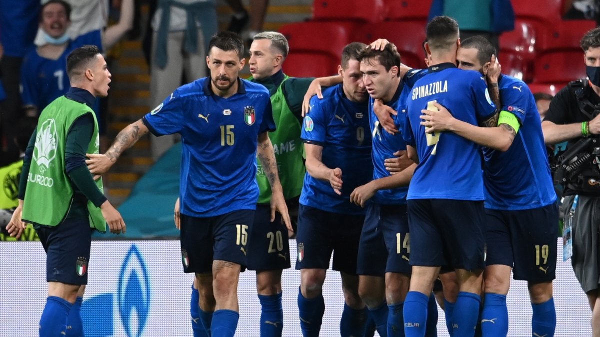 Federico Chiesa (tercero en la derecha) es felicitado por sus compañeros tras el primer gol del partido, que llegó en el primer tiempo de la prórroga