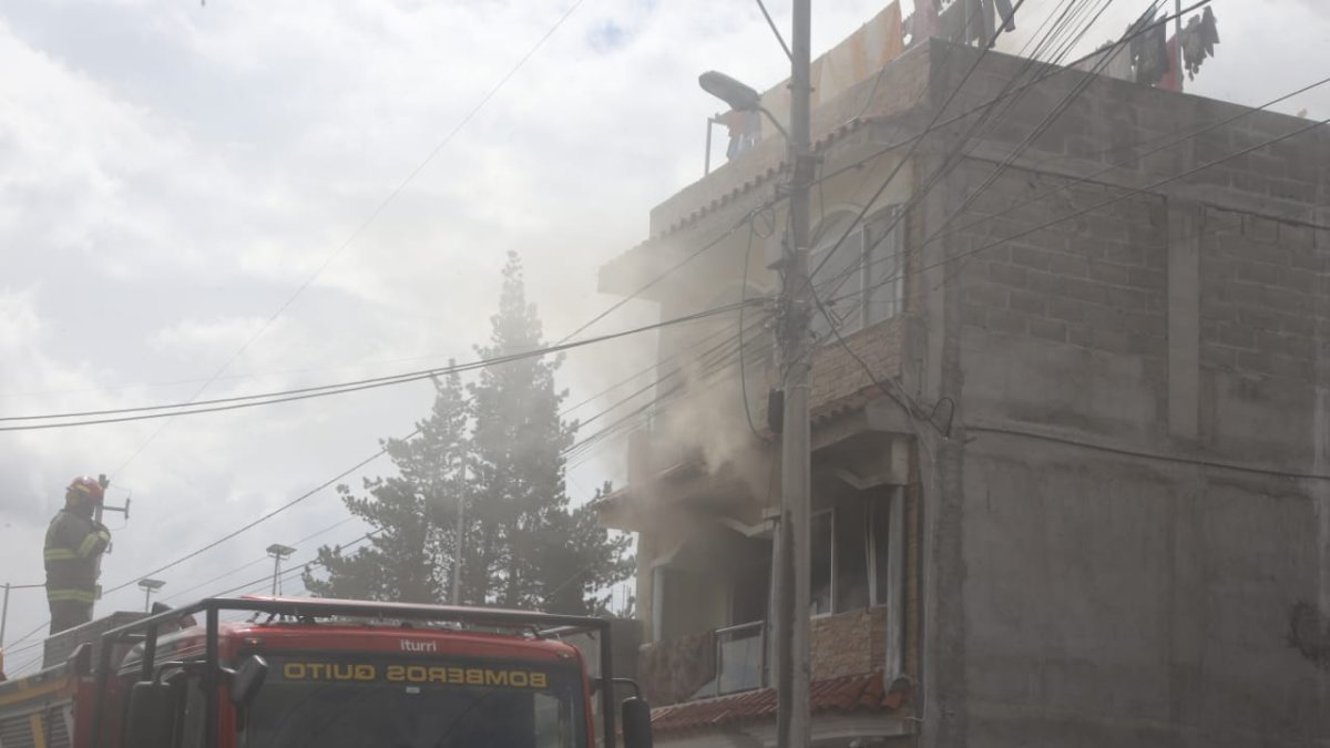 Carapungo. Los bomberos lograron extinguir el fuego en 15 minutos