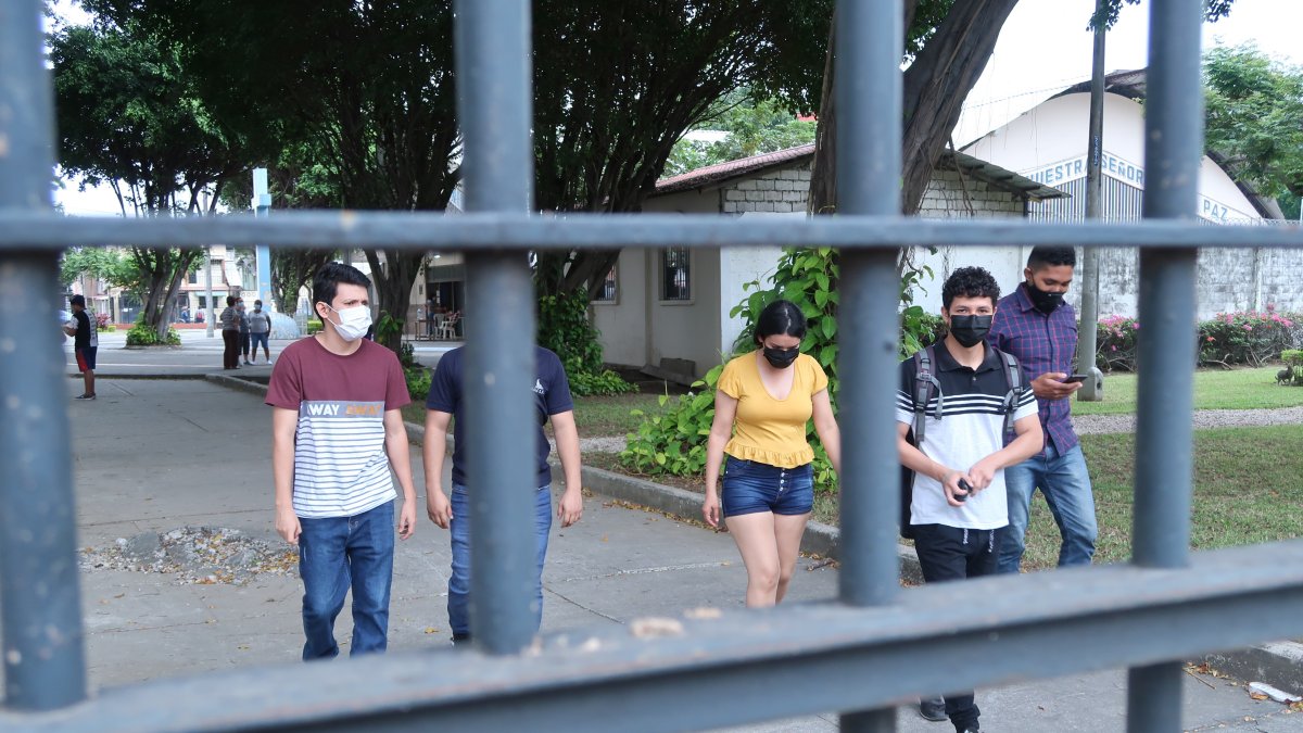 Inseguridad. Los jóvenes viven entre rejas en sus casas por la falta de seguridad y para conversar con sus amigos se ven obligados a buscar parques cerrados y que tengan guardias.
