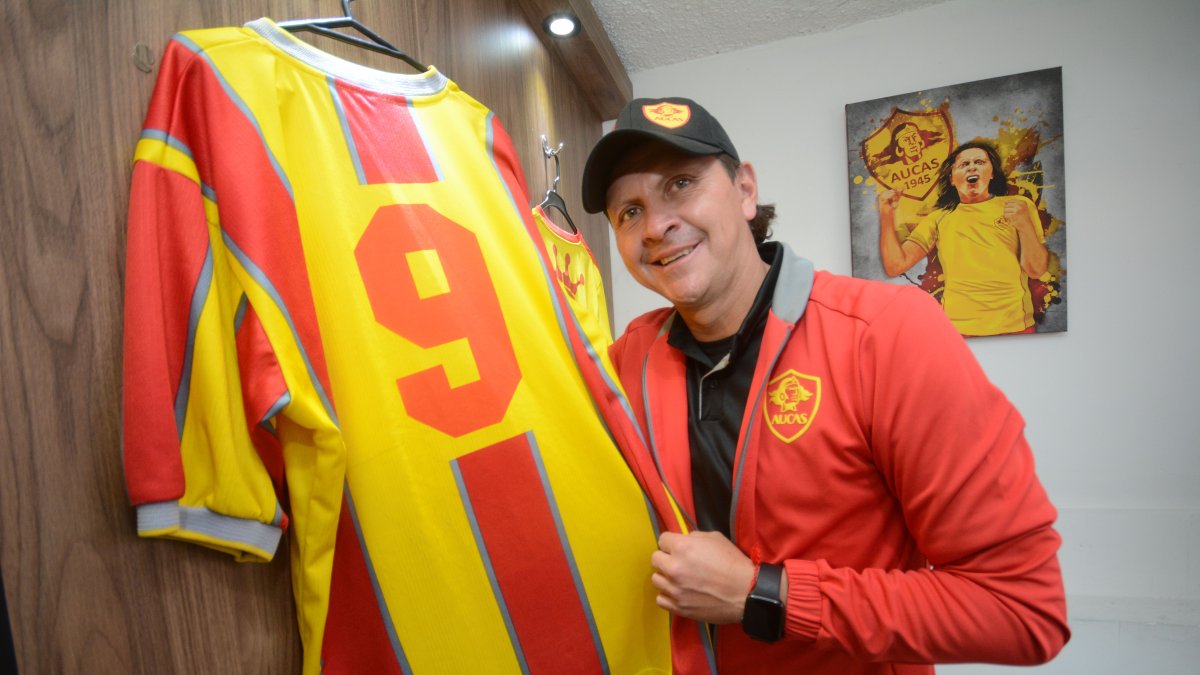 Gustavo Figueroa es hincha a muerte de Aucas, equipo al que aportó con goles y garra. Ahora lo hace como entrenador de las formativas del Papá.