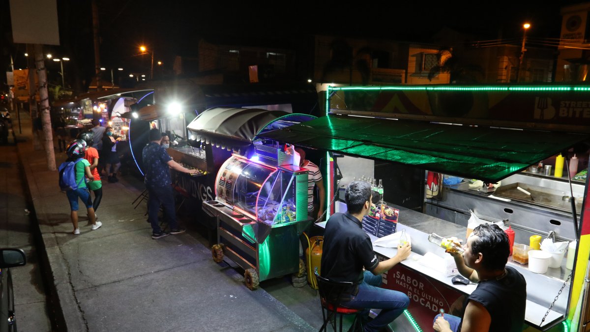 Dinamismo. En Sauces 8 hay al menos seis food truck que llenan de vida y color el sitio.