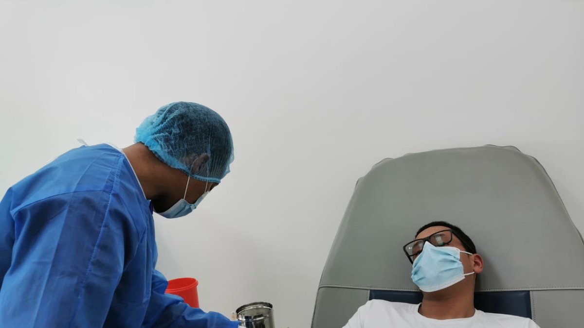 Pedido. A los centros médicos de la Cruz Roja, en la ciudad de Quito, acuden ciudadanos que ya fueron inmunizados para solicitar los test.