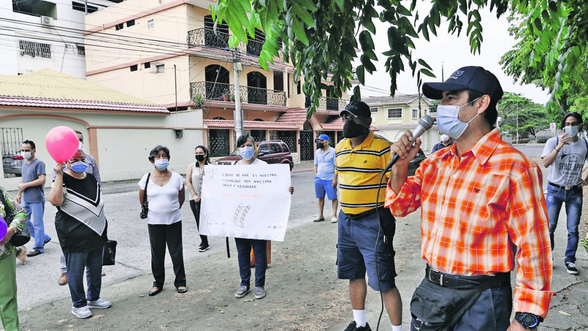 Protesta. Vecinos de Urdenor 1, durante el plantón, la mañana de ayer.