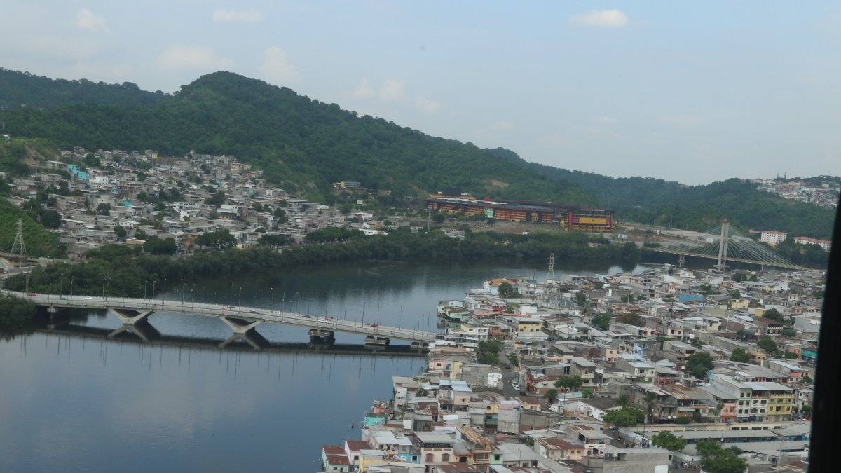 Aspecto. A lo largo de la avenida Barcelona se puede ver, desde el aire, el contraste del desarrollo urbanístico con ramales de manglar existentes.