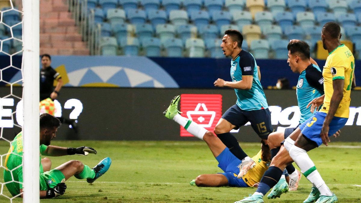 Ángel Mena anotó el gol del empate, que al final sirvió para asegurar la clasificación a los cuartos de final de la Copa América.