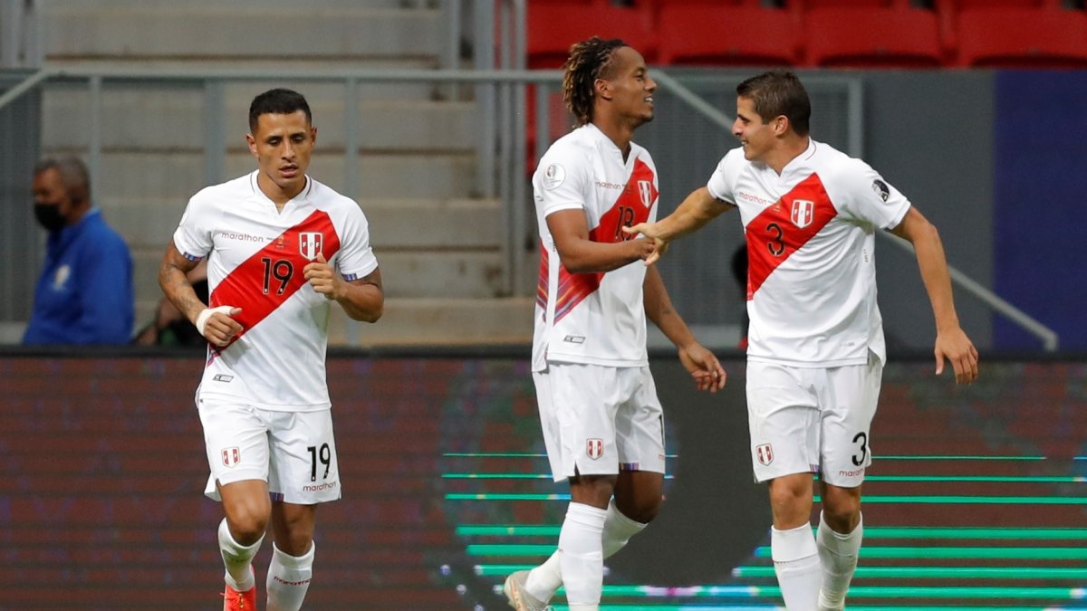 André Carrillo (c), es felicitado luego de marcar el gol de la victoria de los del Rímac.