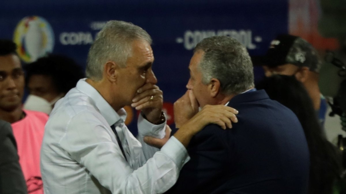 Tite volverá a encontrarse con Gustavo Alfaro. Esta vez la reunión será en Quito y por eliminiatorias. 