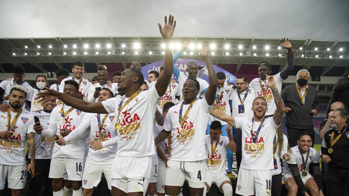 Los jugadores de Liga de Quito celebran por un nuevo título oficial para sus vitrinas. El cuadro albo es el único que ha ganado la Supercopa de Ecuador. Van dos ediciones.
