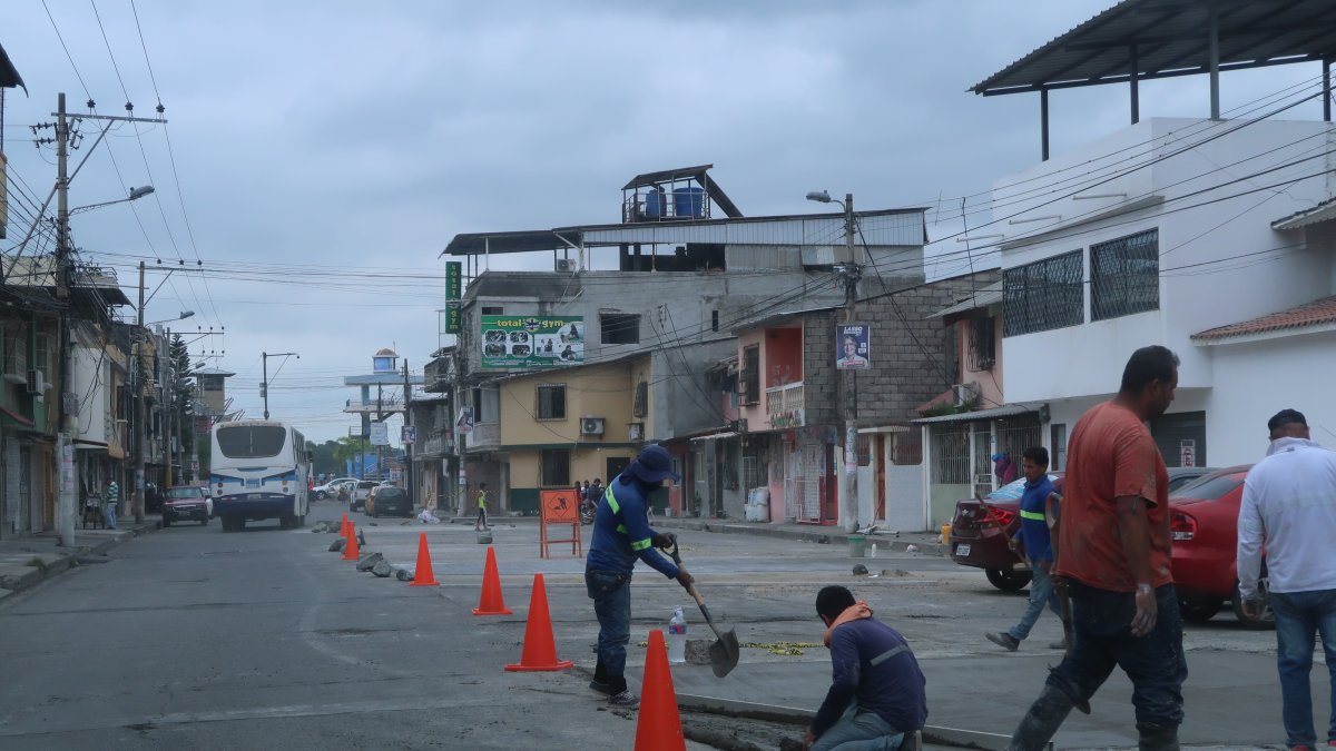 Los trabajos. En la avenida principal de la Abel Gilbert 3, que hasta hace unas semanas permanecía repleta de huecos, se empieza a notar el cambio que tanto reclamaban los vecinos.